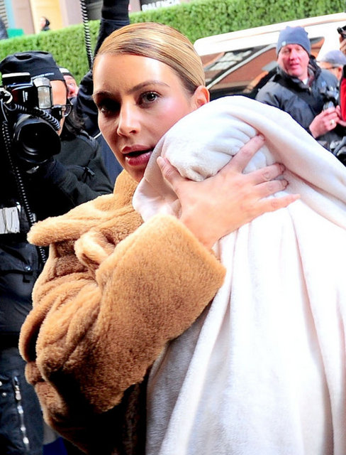 Ünlü rap yıldızı Kanye West ve sosyetik güzel Kim Kardashian'ın bir kız bebeği oldu. Kim ve Kanye minik kızlarıa North adını verdi