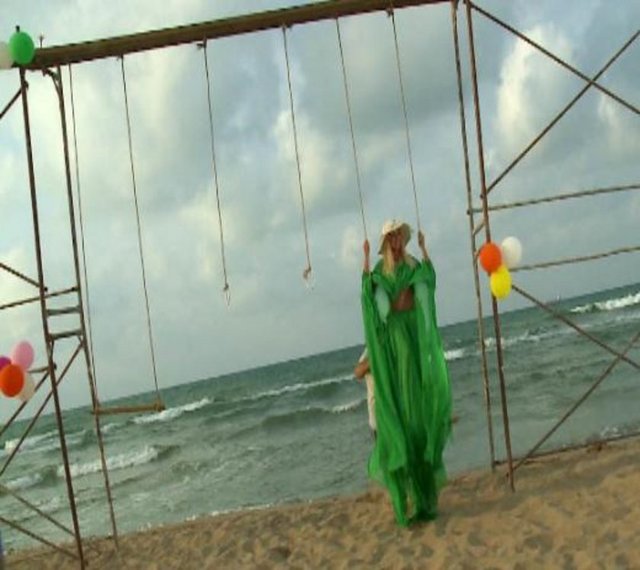 Şarkıcı Seda Üren, klip çekimi esnasında salıncak sahnesi için kurulan iskele çöktü. Beyin tomografisi çekilen Üren'in başına 16 dikiş atıldı