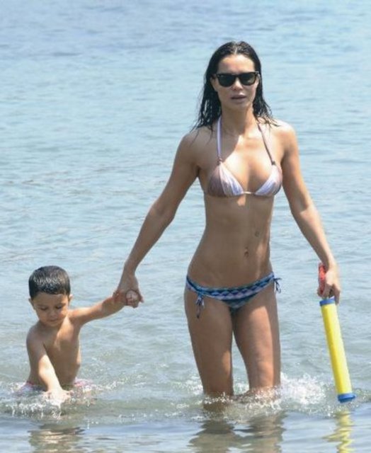 Ebru Şallı, Bodrum'da oğulları Pars ve Beren ile deniz keyfi yaptı.