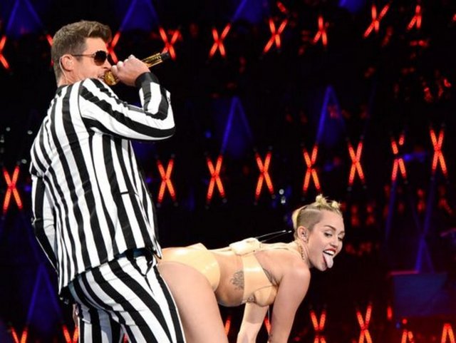 Skandallarıyla ülü Amerikalı şarkıcı Miley Cyrus'un New York'ta düzenlenen MTV Video Müzik Ödülleri gecesinde rapçi Robin Thicke'nin önünde eğilerek yaptığı 'Twerking' dansı magazin dünyasına damgasını vurdu