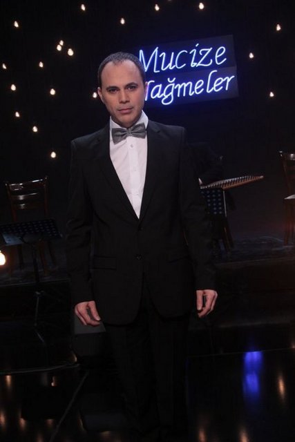 Telefon dolandırıcılarının son kurbanı ünlü şarkıcı Ümit Sayın oldu. Dolandırıcılara 30 bin lira kaptıran Sayın'ı kız arkadaşının dikkati kurtardı