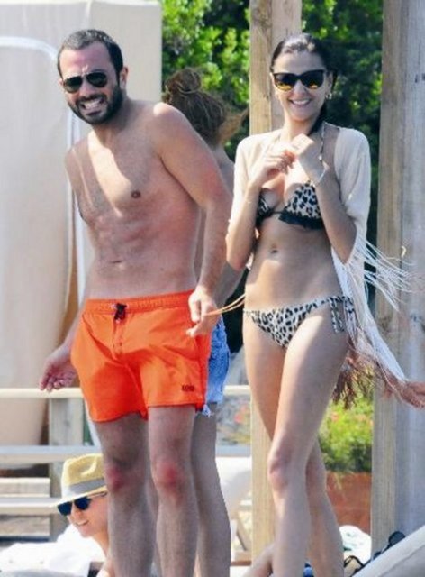 Özge Ulusoy, leoparlı bikinisi ile Bodrum plajlarındaydı