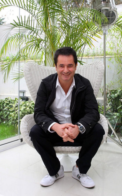 Acun Ilıcalı, muhabirlikten başladığı medya sektörüne en sonunda patron oldu, Ilıcalı, TV8'i satın aldı.