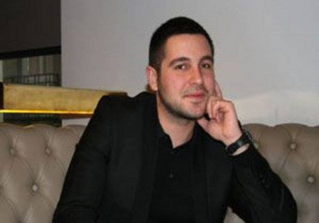 Anadolu Yakası'nda gözlerden uzak lüks balık restoranlarında ve kafelerde buluşan Sabancı ile Akkaya, yılbaşını birlikte geçirmek için özel planlar yaptığı söyleniyor.