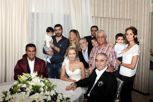 İbrahim Tatlıses, 14 Mart 2011'de silahlı saldırıya uğradıktan sonra hastane odasında evlendiği Ayşegül Yıldız'dan boşandı