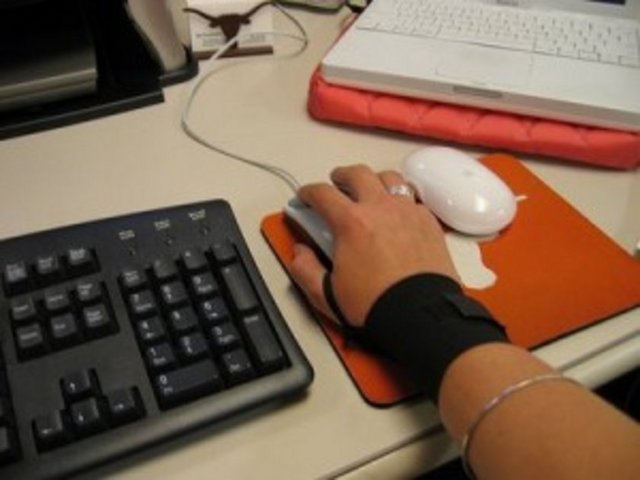 синдром мышки компьютерной. синдром компьютерной мыши. туннельный синдром вертикальная мышка. болит кисть от компьютерной мыши. туннельный синдром компьютерная мышь.
