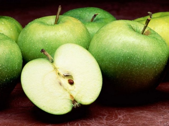 Kuersetin, bitkilerden türetilen birçok besin maddesinde bulunan flavonoid molekülleri grubunun bir üyesidir.