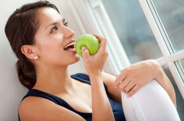 Ayrıca sarımsak, Brüksel lahanası, lahana, keçiyemişi, ıspanak, kuruyemiş ve tohumda da bulunuyor. Kuersetin, aynı zamanda flavonon glikosid içeren Ginkgo bilboa otu özütünün başlıca bileşenidir.