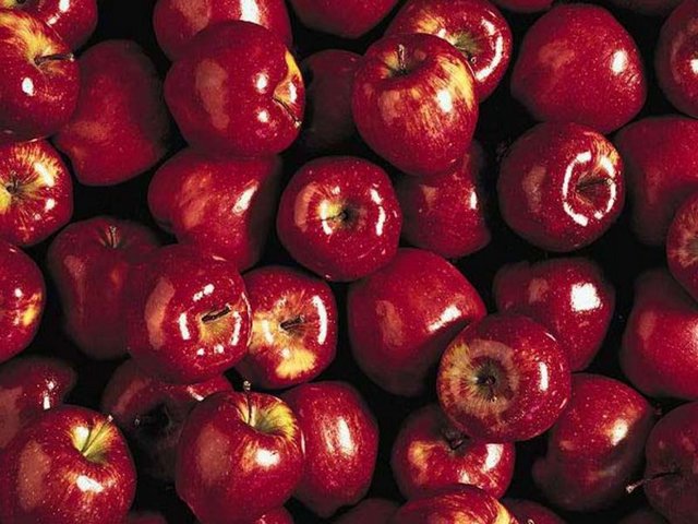 Kuersetin; prostat ve karaciğer kanserleriyle savaşta da etkili oluyor. Antioksidatif ve anti inflamatuar özellikler taşıyan kuersetin; hücre DNA'sını, kanseri tetikleyen tehlikeli mutasyonlardan koruyor.
