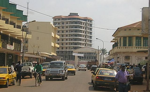 Orta Afrika  	Kadın (ortalama yaşam süresi/yıl) 51 	 Erkek (ortalama yaşam süresi/yıl) 47 	 Total (ortalama yaşam süresi/yıl) 49 -