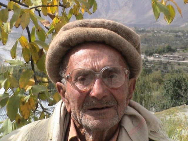 Yolun yarısının 65 yaş olduğu bu toplulukta kadınlar, 65-70 yaşında doğum yapıyor.