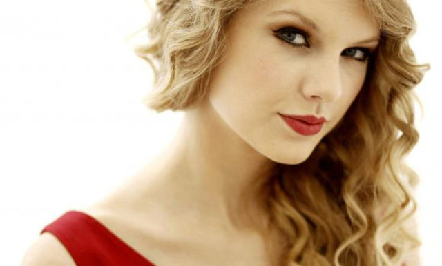 Spiegel'in, müzisyen Taylor Swift ile bir ilişkisi olduğu iddia edilmiş. İkili, basında çıkan  -  - haberlere göre 2013'ün Aralık ayında tanıştı. -