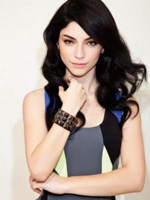 Daha önce hayatında sadece iki kez gerçekten aşık olduğunu anlatan Mithat Can, Merve'nin gözlerinin içine bakarak, "Üçüncü kadın sen ol" dedi.