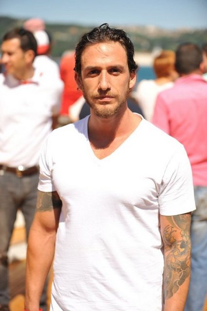 Aksu'nun müzisyen oğlu Mithat Can Özer gönlülü Muhteşem Yüzyıl'da Şehzade Selim'in gözdesi Nurbanu Hatun'u canlandıran Merve Boluğur'a kaptırdı.