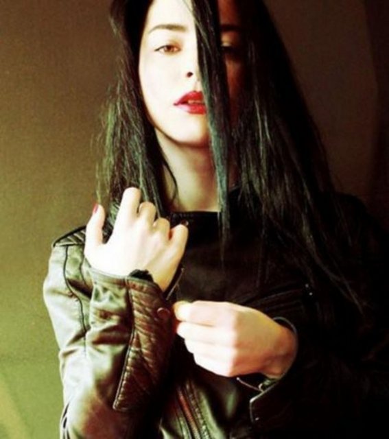 Kafede 2 saat oturan genç aşıklar sonra Mithat Can'ın otomobiliyle ayrıldı.