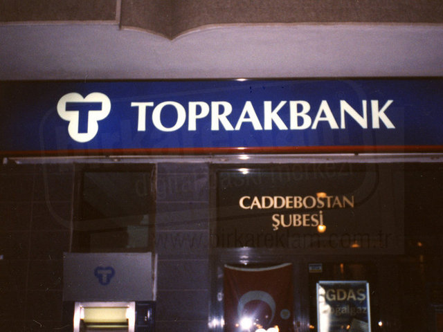 30 Kasım 2001 tarihinde Halis Toprak'ın bankası Toprakbank, 880 milyon dolarlık devir zararıyla TMSF yönetimine geçti.