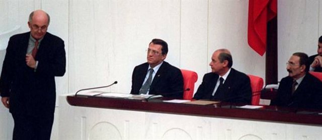 Bir hatırlamakta fayda var. Boyutu 50 milyar doları aşan, siyasi maliyeti ise bundan kat ve kat fazla olan o kriz aslında neden çıkmıştı? Hangi bankalar neden batmış ve bu bankaların devralınmasının Türk halkına maliyeti ne olmuştu?