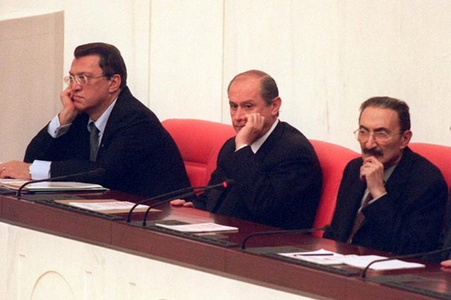 TBMM gündemine de alınan bu tartışma, 12 yıl önce, "banka ortak ile yöneticilerinin veya yakınlarının ortak veya yöneticisi olduğu şirketlere kredi verilememesi" düzenlemesine gerekçe olan büyük bankacılık krizini akıllara getirdi.