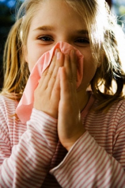 Şiddetli göz ve baş ağrısına neden olan sinüzitin artmasının en önemli sebebi ise kış aylarında kapalı ortamlarda çok vakit geçirilmesi.