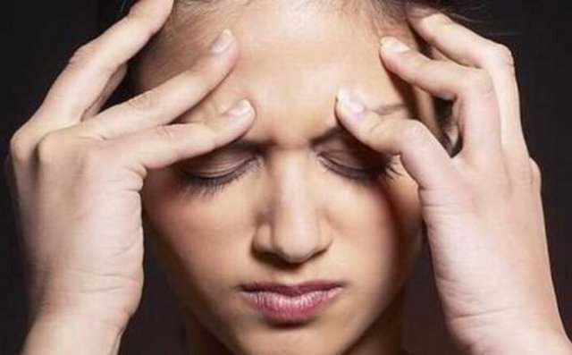 C vitamininin yanı sıra, potasyum, kalsiyum, magnezyum gibi mineralleri de içeriyor - Gün içinde elma veya siyah çekirdekli üzüm yiyin - Elma, içeriğindeki E ve C gibi antioksidan vitaminlerle bağışıklık sistemini güçlendirerek hastalıklara karşı vücut dire