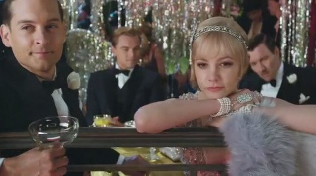 Sonradan görmeliğin arttığı bir zaman dilimini ele almıştır. Baz Luhrmann'ın buna eşlik eden işitsel ve görsel yapısı ise 1974'de çarpıcı uyarlama görmüş bu eserin sinema tanımını farklılaştırıyor.  -