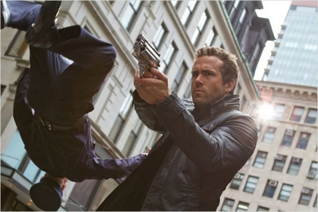 Becerikli yönetmeninin katkısıyla yüksek temposunu ve aksiyonunu hiç kaybetmeyen eser, yeni milenyuma uygun bir iki kafadar polisiyesine dönüşüyor.