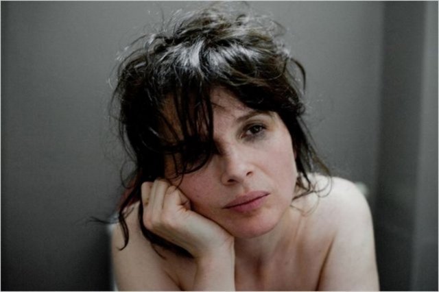 Genç hayat kadınlarının, telekızların dünyasını Elle'e yazmaya karar veren bu gazeteci kadın, kendini sorgulama olanağı da bulacaktır.