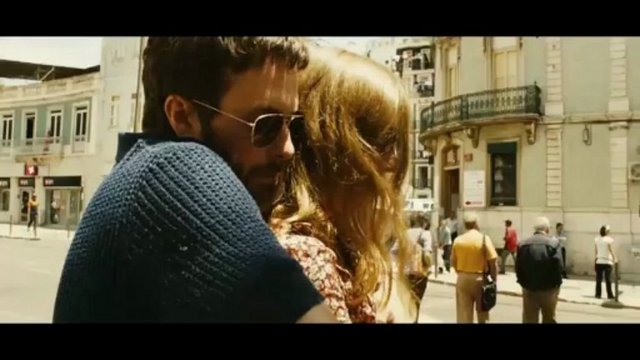 Andrzej Jakimowski, üçüncü filminde sinemaskop oranında her karesi üzerine saatlerce düşünülmüş bir stil şovuna imza atıyor. Şüphesiz duymanın birincil duyuya dönüştüğü görme engellilerin dünyası ancak bu şekilde sinemaya aktarılabilirdi.