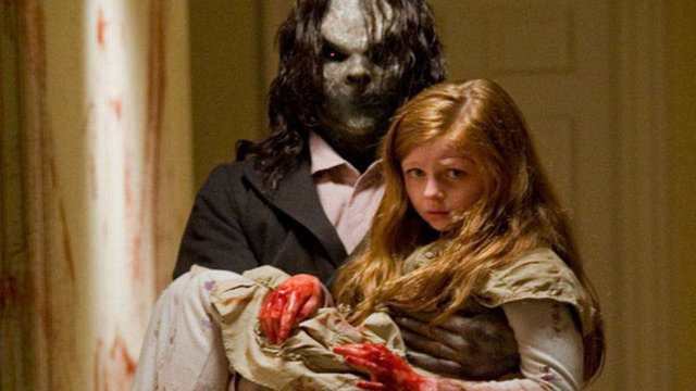 'Lanetli ev' meselesini dönüştürürken de beklenmedik, şaşırtıcı ve günümüz kitlesini memnun edecek dehlizlere açılıyor. Bu doğrultuda "Ruhlar Bölgesi"nin izinde güçlenen bir esere dönüşmekte zorlanmıyor.