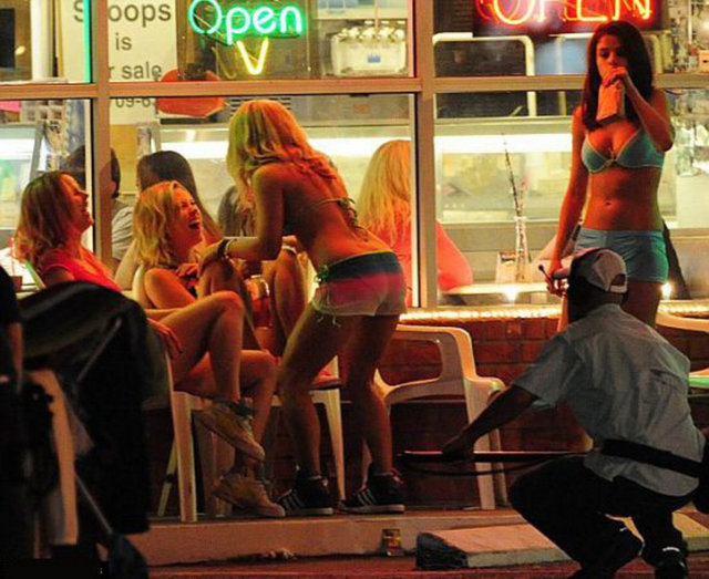 Günümüzde artan teşhirciliği Selena Gomez, Vanessa Hudgens ve Ashley Benson'ın alışılmış kimliklerini tersyüz ederek eleştiriyor.