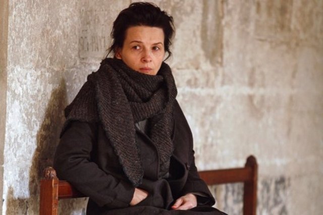 "Camille Claudel 1915", bir kadını içsel dünyasında inançlarıyla baş başa bırakırken, yabancılaşmayı hakkıyla yapıyor. Bresson ile Dreyer arasına yerleşip minimalist sinema adına sorunsuz, özenli ve psikoloji dolan bir işe dönüşüyor.
