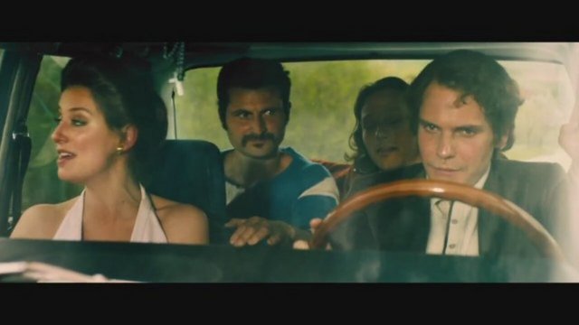 Retro damarını günümüzün hız algısıyla doldurup o dönemin başarılı araba yarışı filmlerini (Bkz. "Ölümünle Yarışanlar", "Büyük Yarış") desatüre edilmiş, koyultulmuş, karizmatik renklerle güçlendiren "Zafere Hücum", Ron Howard'a çok şey borçlu.