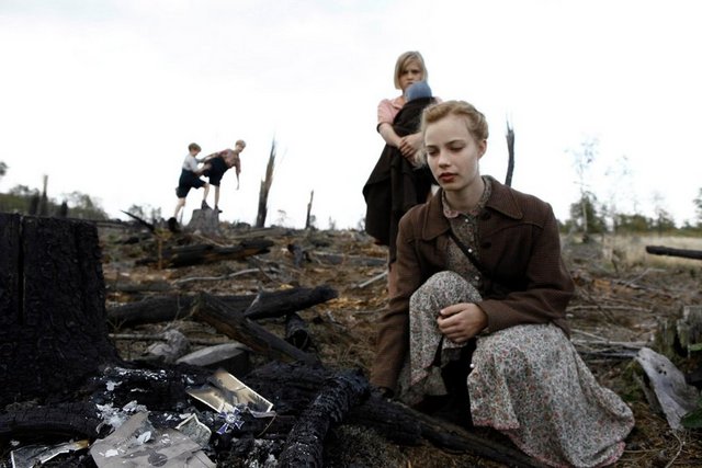 Shortland, şiirsel, stilize ve büyüleyici anlamlar çıkarttığı ikinci büyüme hikayesinde de başarı yakalıyor. 2. Dünya Savaşı Almanya'sında yaşanan koşulsuz kıyıma farklı bir köşeden bakıyor.