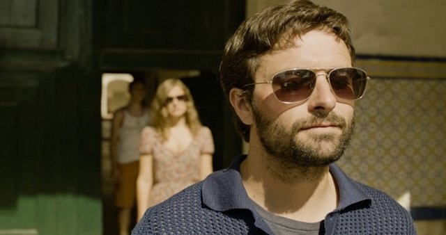 Seslerin, flulukların devreye girdiği, sarı-sepya arasındaki renk paletinin bir hayat çizgisine dönüştüğü, Leone'ye benzer bir görsel yapı inşa ediyor.