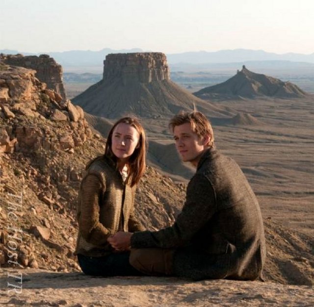 "Truman Show"un yaratıcısı Andrew Niccol'ün katkısı ve Stephenie Meyer'in 'Alacakaranlık'ın yazarı olarak işi gençlerin arasına transfer etme becerisiyle yol alan bir bilimkurgu tanımı...  -