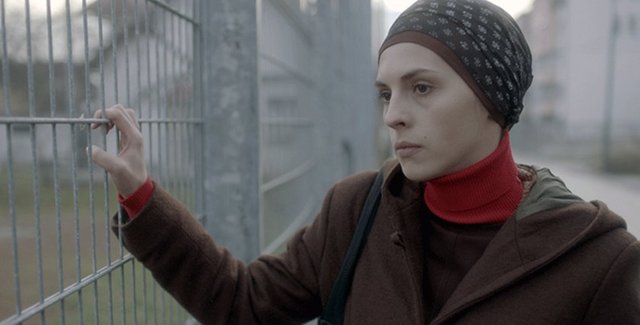 Savaşta ailesini kaybeden iki kardeşin ekonomik ve psikolojik açıdan ayakta durma mücadelesi o dönemin çocukları ile günümüz çocukları arasında dramatik bir bağ kurarak canlanıyor.