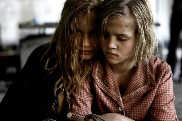 Andrea Arnold ve Lynne Ramsay ile akrabalık kuran sinemasında, Kar-Wai ve Tarkovsky kaynaklarını da kullanarak hiç de azımsanmayacak bir başarı yakalıyor. Böylece ilk filmi "Somersault"un tesadüf olmadığını kanıtlıyor.