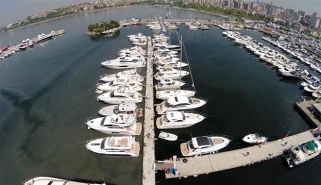 Fuarda 250 milyon liralık satış olması bekleniyor. 15 yıl sonra bir fuara ev sahipliği yapacak Kalamış marinada bu yıl tekne fiyatları 14 bin euro'dan başlayarak, 15 milyon Euro'ya kadar çıkıyor.