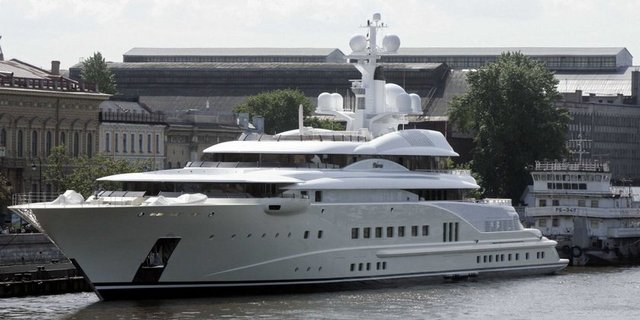 Zira bir helikopter pistinin yetmediği yatta iki adet helikopter pisti bulunmakta.