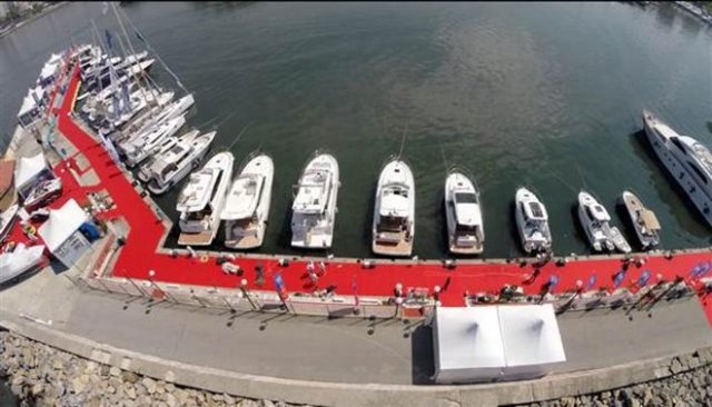 Bu yıl fuarı 50 bin kişinin gezmesi beklenirken havadan görüntülediğimiz fuarda lüks tekneler göz kamaştırdı.