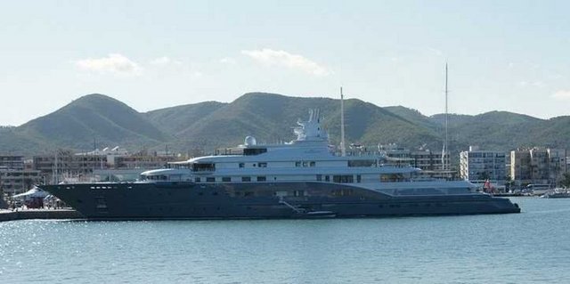 100 metre ötedeki korsan gemilerini batırabilen sonik bombasuı atan toplara sahip 110 metrelik yat akla James Bond filmlerini getiriyor.