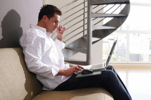 Fertility and Sterility dergisinde yayımlanan bir deneysel çalışmanın sonucuna göre, eğer bacaklar kapalı bir şekilde kucakta dizüstü bilgisayar ile oturulursa 11 dakika,