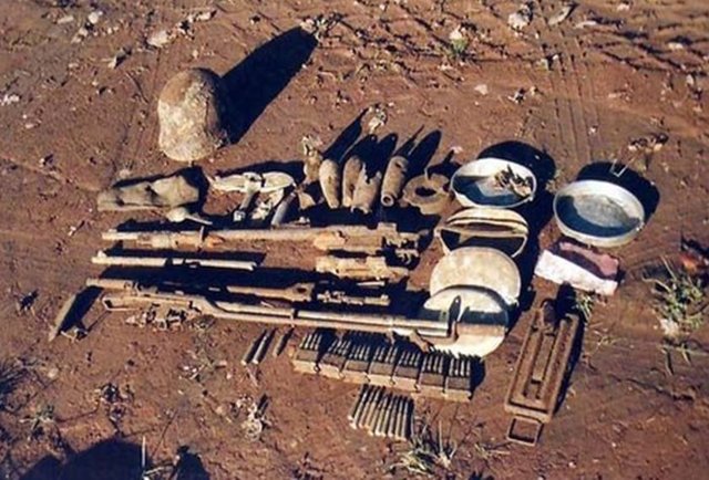 Siper alanında bulunan eşyalar arasında silah, mermi, konserve kutuları, metal tabaklar vardı. Ancak araştırmacıları en şaşırtan ise eşyaların arasında bir kamera olmasıydı.