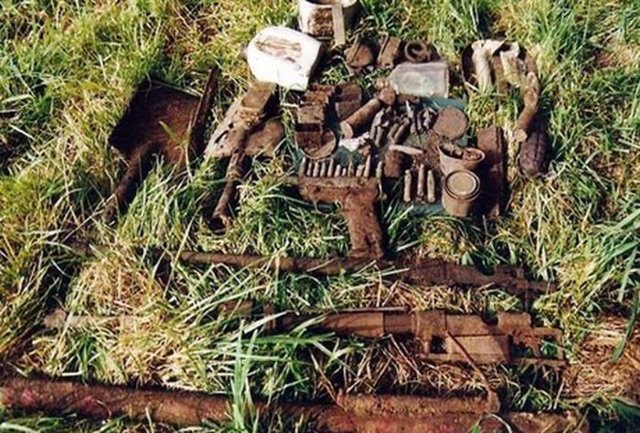 Alanı kazmaya başlayan ikili, II. Dünya Savaşı'nda savaşan askerlerden kalan bazı kalıntılar buldu. Eşyalar, II. Dünya savaşı'nın önemli çatışmalarından biri olan Bulge Savaşı'nda bulunan Amerikalı Louis J. Archambea adlı bir askere aitti.
