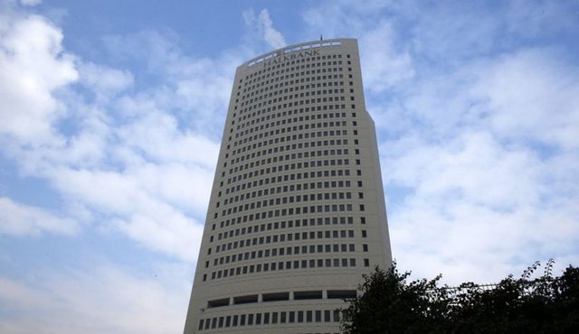 HALK BANKASI ARANDI - Operasyon kapsamında polis, Halk Bankası Genel - Müdürlüğü, Fatih Belediyesi ve İstanbul Kültür Varlıklarını Koruma Bölge Kurulu binalarına baskın yaptı.