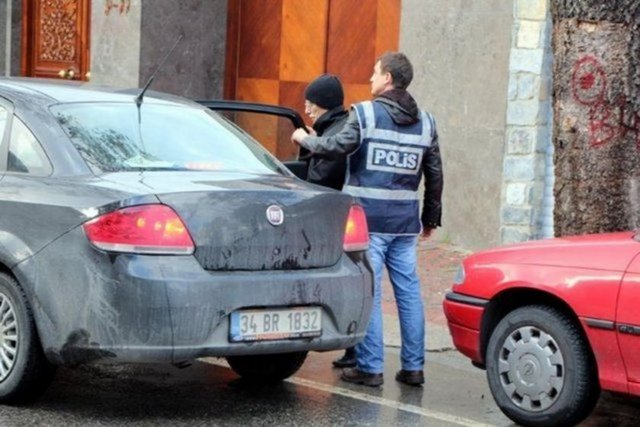 Ekiplere gözaltına alınacakların - isim listesi kapalı zarf içinde dağıtıldı. - Saat 05.00'te harekete geçildi.