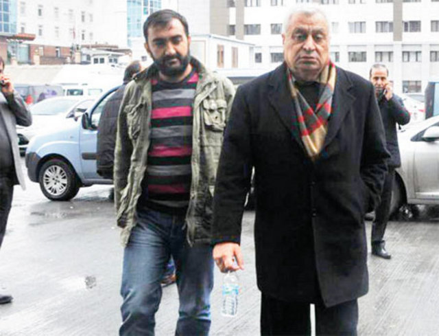 "Fenerbahçe için gözaltına alıdım" - İstanbul Emniyet Müdürlüğü'ne - götürülen İşadamı Mustafa Halit Özaydın, - gazetecilerin "Neden gözaltındasınız?" - sorusuna, "Fenerbahçe yüzünden gözaltına alındım" yanıtını verdi.