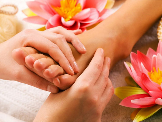 Sürekli öksüren kişinin ayağının altına viks sürülür ve temiz bir çift çorap giyilir. 8 saat bu şekilde kalır.