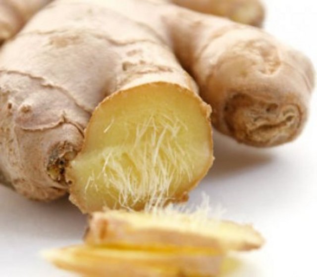 Zencefil kökünün bileşiminde önemli etken maddeler var. Taze zencefil etken madde bakımından daha zengin; yüzde 80 su, yüzde 2 protein, yüzde 1 yağ, yüzde 12 nişasta, kalsiyum, fosfor, demir, B ve C vitamini içeriyor. Kuru zencefilde su oranı yüzde 10.
