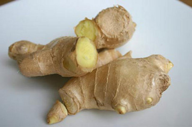 Çok güçlü vitamin ve mineral kaynağı olan zencefil aynı zamanda doğal bir ağrı kesicidir. Ağrıları azaltmasının yanında yaralı bölgenin iyileşme sürecine de önemli katkılar sunar.
